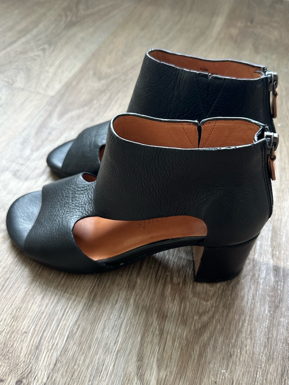 Kenneth Cole Black Leather Cutout Sandals Women’s Size 5.5 Low Heel Comfort Chic - Picture 2 of 9